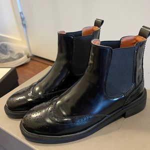 Women Black leather Chelsea ankle boots size7.